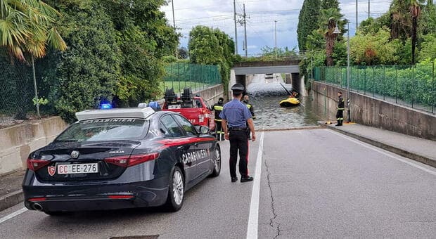 Latisana, donna morta nel sottopasso allagato: il carabiniere si lancia in acqua ma è troppo tardi. Ricoverato 