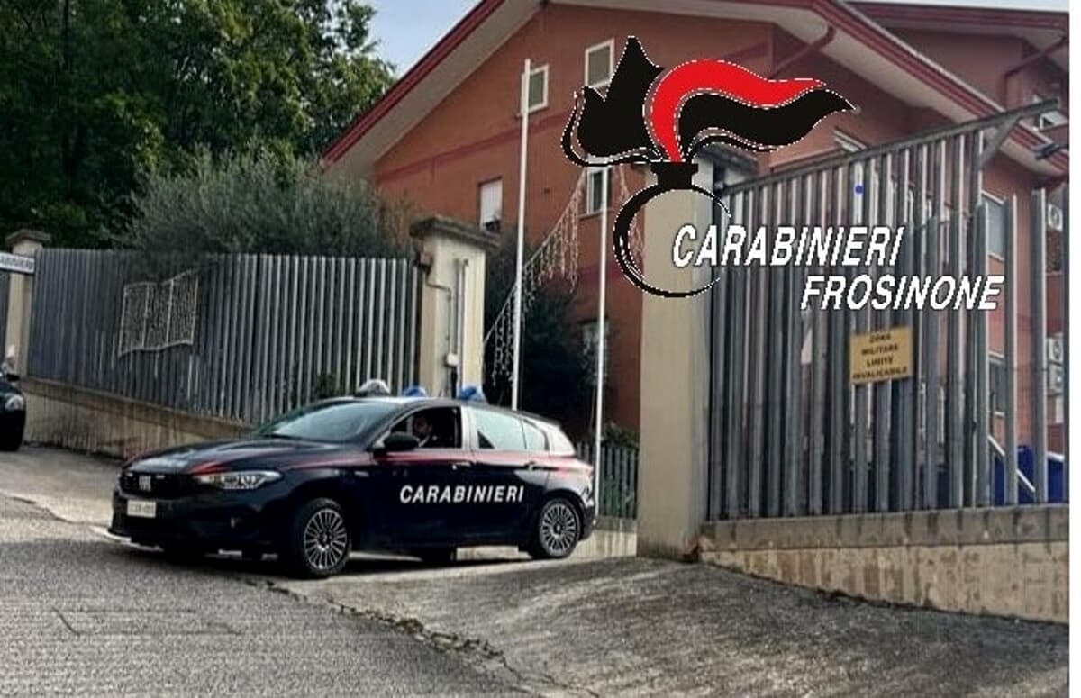 Lite tra due conoscenti degenera. Prima le minacce con coltello e katana, poi l'aggressione davanti ai Carabinieri