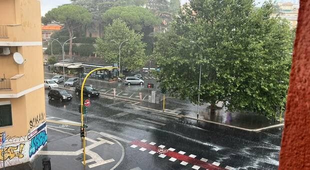  Bomba d'acqua Roma: piogge intense e improvvise causano disagi nei quartieri est. Grandine in zona Camilluccia e Gemelli 