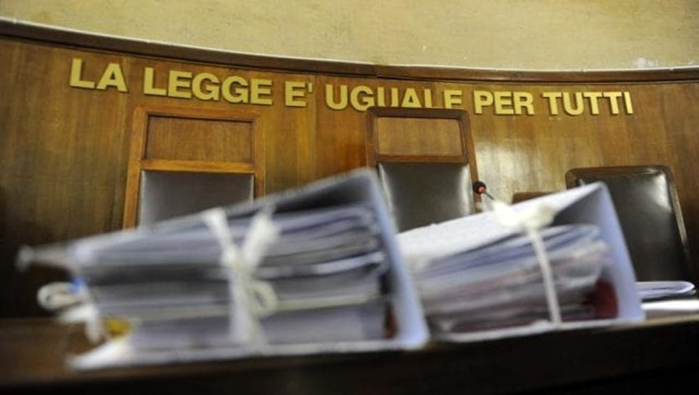 Maltrattamenti e minacce alla ex fidanzata: patteggia un anno e dieci mesi