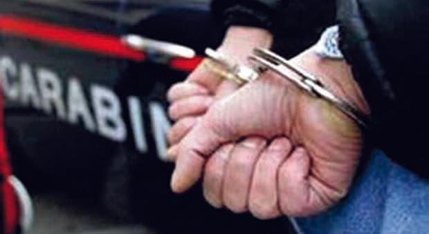  Latitante da due anni catturato al battesimo del figlio di un amico: in manette tra le urla dei parenti 
