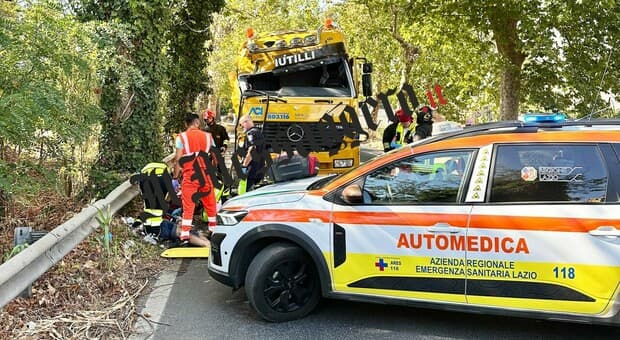  Incidente a Velletri, carro attrezzi contro un albero su via Appia Sud: due feriti gravi 