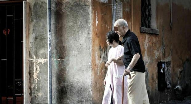 Auto acquistate, soldi prelevati, hotel a 4 stelle e casa intestata nel testamento: così la badante ha raggirato l'anziana, condannata a Roma 