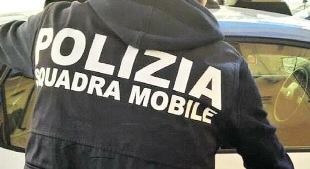  Anzio, cinque poliziotti arrestati. Traditi dal dialogo tra due boss: «Si tengono la coca sequestrata» 