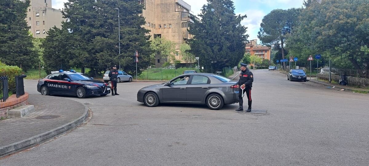 Frosinone, fuga in scooter dopo l’alt dei Carabinieri: 56enne senza patente e con crack