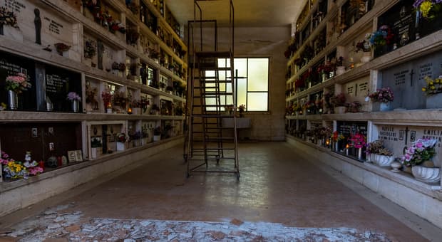  ?Cimiteri Flaminio e Maccarese, salme trasferite nell?ossario senza completa decomposizione: 7 dipendenti licenziati e 4 sospesi 