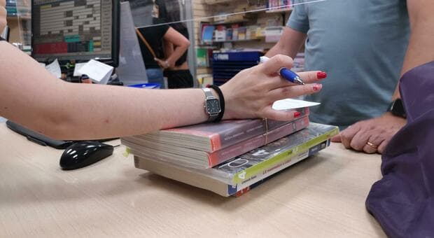  Roma, il ritorno in classe con stangata: 1.300 euro per libri, dizionari e materiale. Uno zaino di marca si paga anche 120 euro 