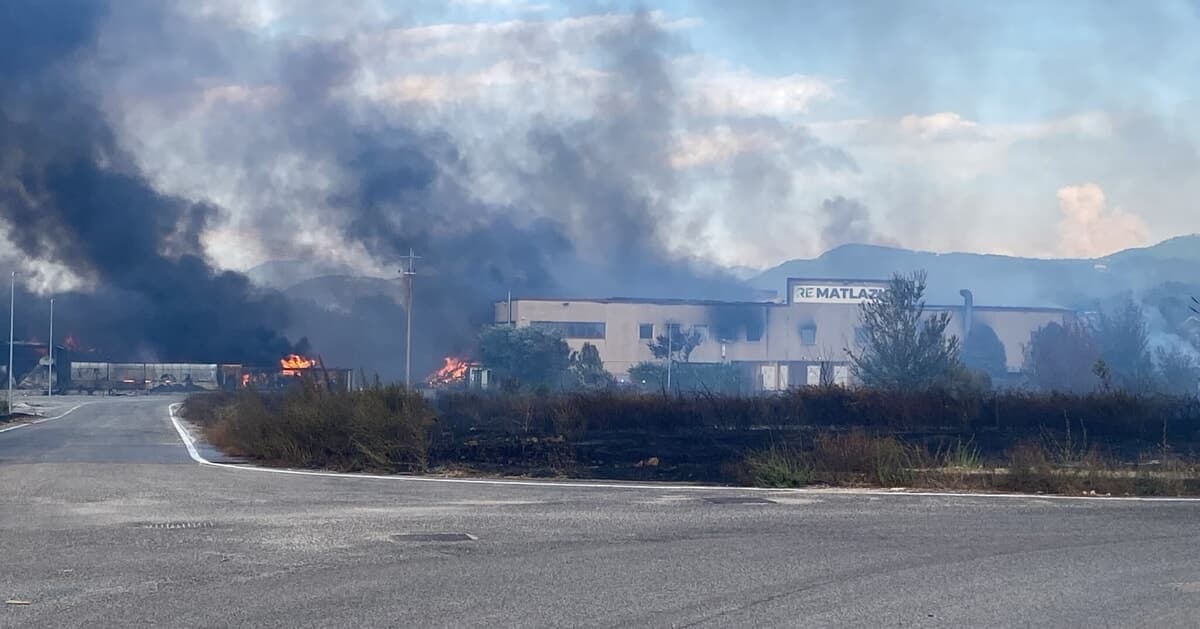Incendio alla Remat, massima attenzione sull’emergenza: la Procura segue gli sviluppi e si valutano ipotesi di reato