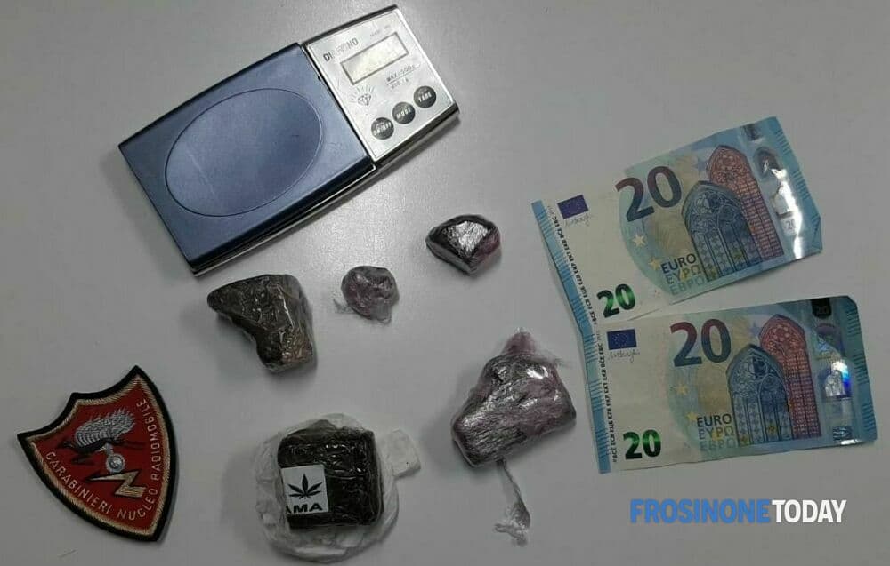 Fermato sulla Prenestina con oltre un etto di hashish, la perquisizione continua a casa, trovati anche cocaina e altro stupefacente