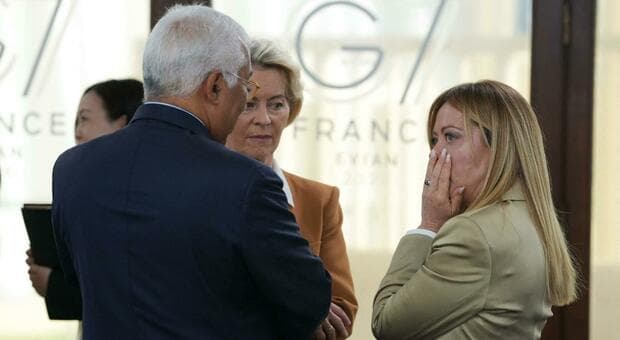  Meloni, le sigarette («Ho smesso di fumare da un mese») e il siparietto tra "tabagisti pentiti" al G7 di Evian 
