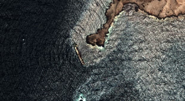  Petroliera della flotta ombra russa in fiamme al largo dell'Oman, enorme fuoriuscita di petrolio in mare per ?390 chilometri quadrati 