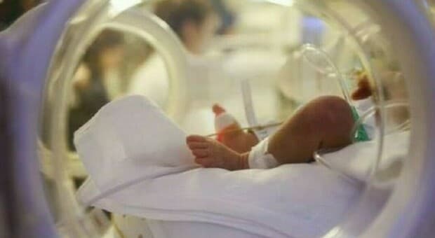  Morto bimbo di 5 mesi rimasto ferito dopo uno scontro tra due auto, la madre è in prognosi riservata 