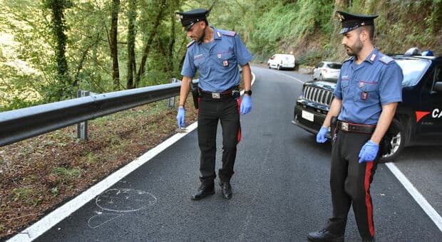  Rieti, va al funerale della madre e viende colpita da un masso sull'auto durante il corteo funebre: morta una donna di 66 anni 