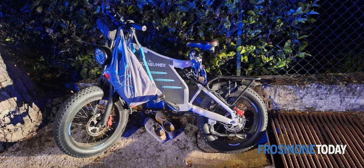 Perde il controllo della bici elettrica e cade sull’asfalto, muore un uomo di 69 anni