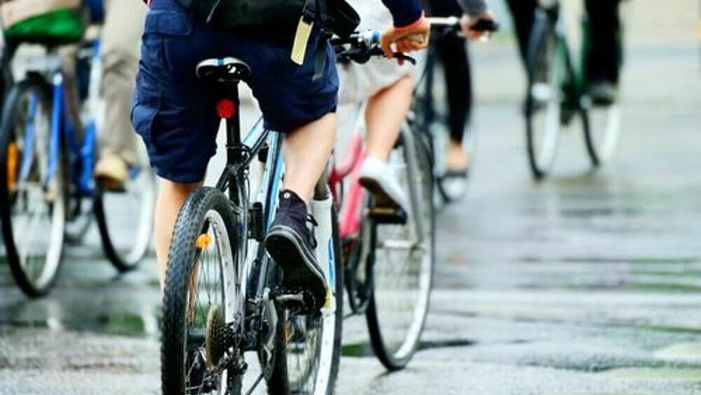 Riconosce in strada la bici elettrica rubata e segue i sospettati: denunciati due coniugi
