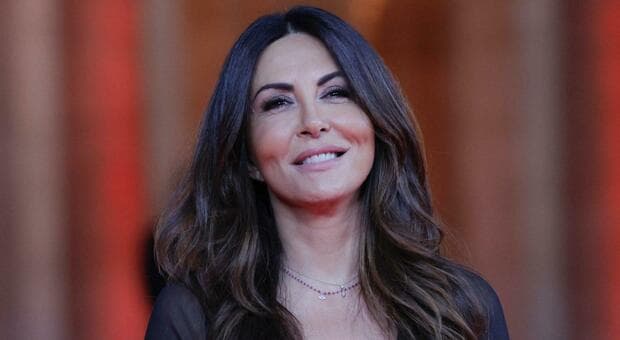  Sabrina Ferilli, chi è lo stalker che ha provato a sfondarle la porta di casa: gli appostamenti durati mesi e i regali. L'ha salvata il marito Flavio Cattaneo 