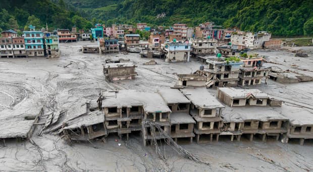 Nepal, nuova allerta alluvioni: esonda il lago di detriti. Nessuna notizia dei 3 italiani, 600 i turisti dispersi 