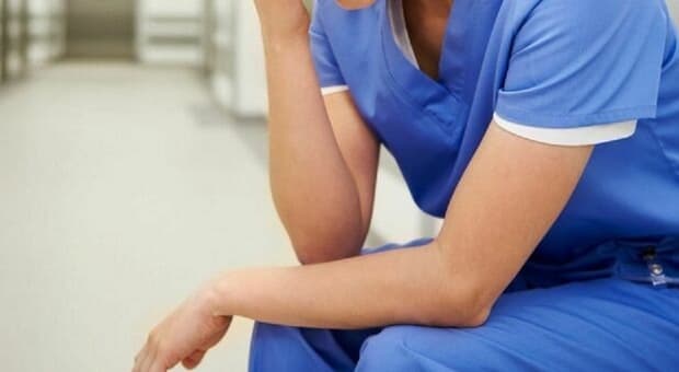  Mal di denti e nodo in gola mentre è al lavoro, l'infermiera non chiama i soccorsi e la 56enne muore

 