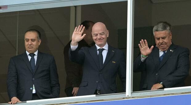  «Come fa Infantino a vedere tutte le partite dei Mondiali?». I jet privati di lusso, gli hotel e le ire ambientaliste. Il piano del numero uno del calcio 