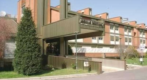  Roma, furto nella cappella dell'Aurelia Hospital: rubato il tabernacolo, ostie consacrate e le offerte nei candelieri votivi 