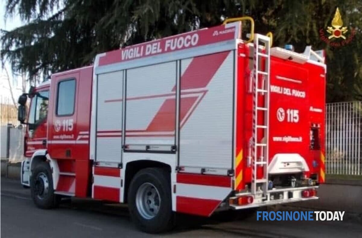 Perde il controllo dell'auto e si schianta contro un palo della luce, paura per un automobilista di 86 anni