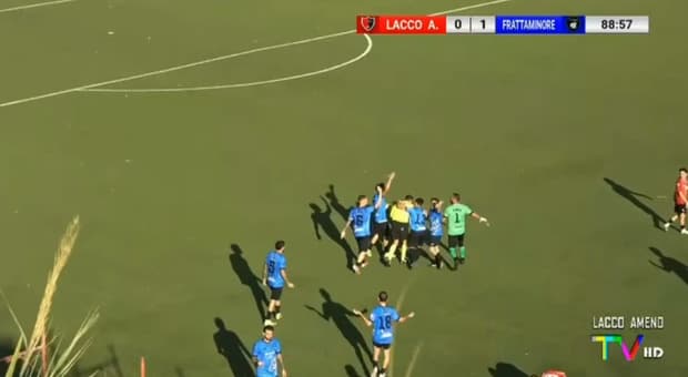  Arbitro colpito da una pietra lanciata dagli spalti, maxi rissa durante una partita di Prima Categoria tra Lacco Ameno e Real Frattaminore: cosa è successo 