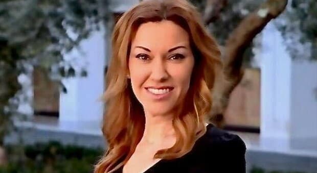  «Non guardate l'eclissi, io ho perso la vista», il messaggio dell'ex deputata spagnola (che ora ha una cecità del 90%) 