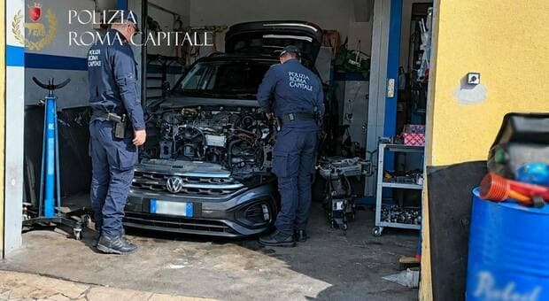  Roma, alla Borghesiana scoperta una officina abusiva per il riciclaggio di auto rubate: due persone arrestate 