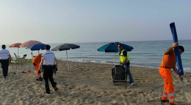  Furbetti in spiaggia, ombrelloni e sdraio per "prenotare" il posto in riva al mare: scatta il maxi-blitz 