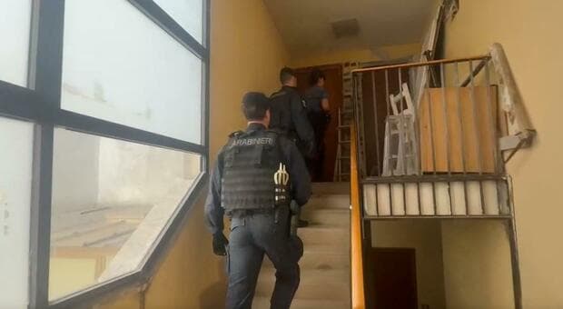  Rubano le chiavi dall'auto e svaligiano la casa. Ladri stranieri arrestati in diretta (grazie alle telecamere) 