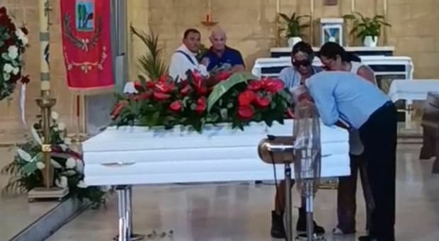  Lorena Isceri, la salma torna a Squinzano: il padre bacia la bara, la madre stringe l?orsacchiotto. Alle 17 i funerali 