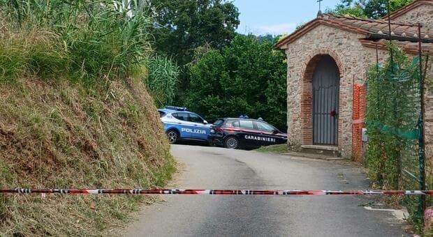  Omicidio Camaiore, uccide a colpi di fucile la moglie e il figlio, poi si barrica sul tetto di casa. La tragedia in Versilia 