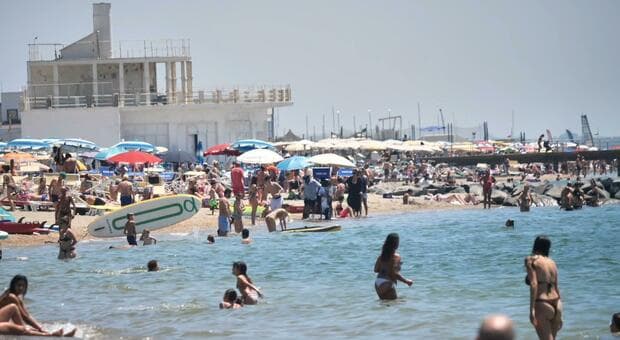  «Niente sole diretto dalle 11 alle 17. Entrare subito in acqua dopo mangiato? Ecco quando si può». La guida per la spiaggia 