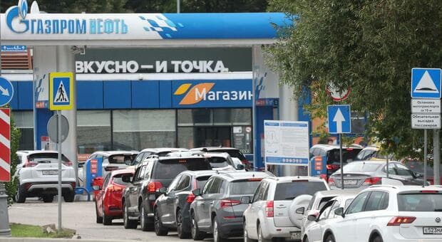  Russia, risse alle stazioni di benzina: «Non c'è più carburante, siamo al collasso». E Putin fa scattare gli arresti 