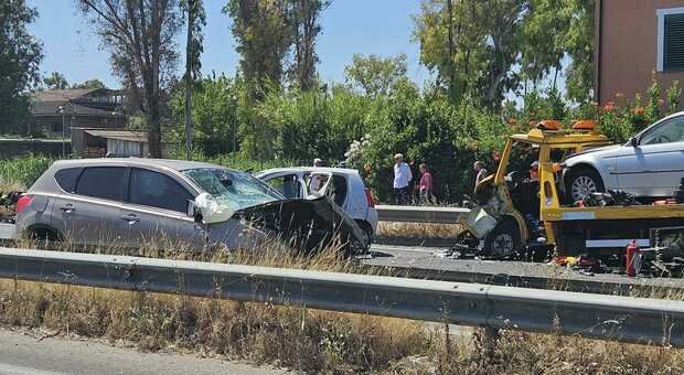  Incidente sulla Pontina, coinvolti tre automezzi: un morto, 5 feriti, grave un neonato  