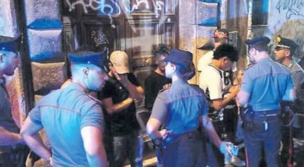  Trastevere, blitz contro i maranza: lo spaccio di droga a cielo aperto e il sequestro di hashish e shaboo 