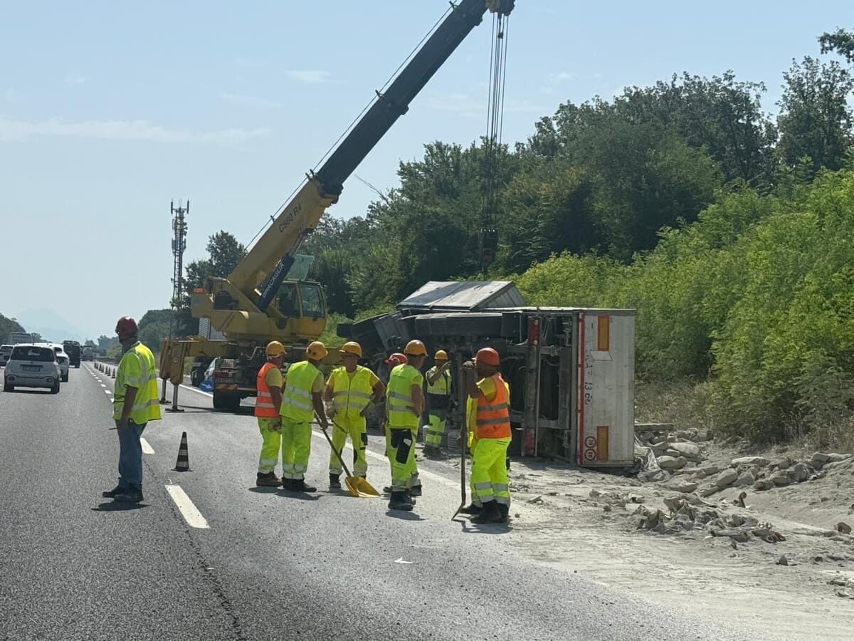Grosso tir si ribalta sull'A1 tra Frosinone e Ceprano, traffico rallentato. Ferito il conducente