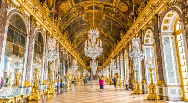 Trump con alla Reggia di Versailles. Una cena «semplice», la Galleria degli Specchi, gli invitati: il programma 