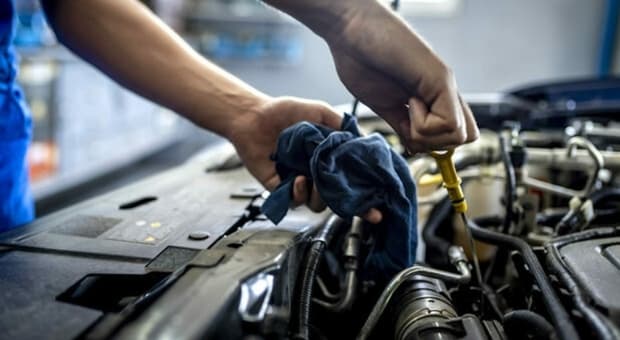  Il meccanico è abusivo, stangati anche 11 clienti: la Guardia di Finanza multa le auto lasciate in riparazione 