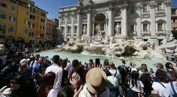  Roma, dai tuffi in fontana ai picnic vietati: multati 2.700 turisti incivili 