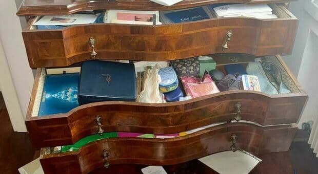  Ladri in casa, colpo da 100mila euro mentre la famiglia è in vacanza. «I vicini hanno sentito i rumori ma non hanno dato l'allarme» 
