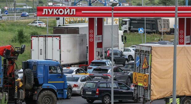  Russia, crisi carburante: chilometri di coda per fare benzina. Ma a Mosca serve per rifornire i droni Shahed 
