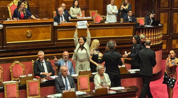  Delmastro, ?Scudo? del centrodestra: no alle chat. Le opposizioni protestano, bagarre al Senato 