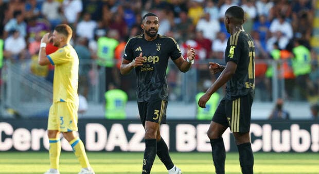 Frosinone-Juventus 0-1, le pagelle: Bremer (7,5) subito decisivo, Kolo Muani (5,5) non ingrana, Bracaglia (6,5) 