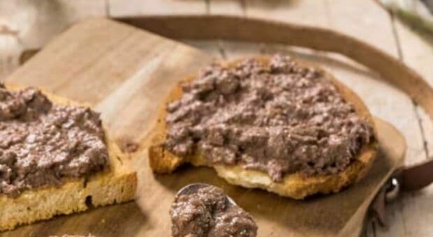  Ricette di Natale, i crostini di fegatini: come si prepara un antipasto tipico della cucina toscana 