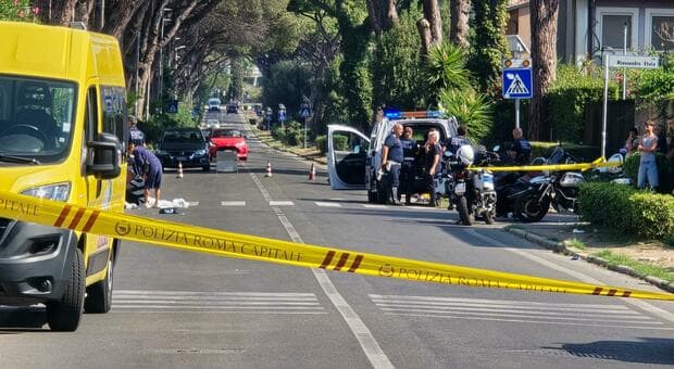  Resta agganciata allo specchietto, donna trascinata sull'asfalto e uccisa dallo scuolabus a Roma 