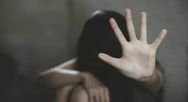  Roma, «Aiuto, papà sta soffocando la mamma»: il figlio chiama il 112 e fa arrestate l'uomo 