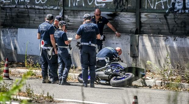  Roma, incidente in moto: muore sul colpo un 42enne. Lo schianto contro un'auto in via di Tor Pagnotta 