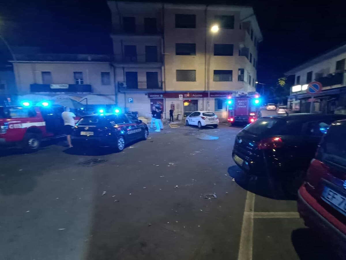 Notte di paura ad Aquino, banda scatenata contro il bancomat, poi la fuga contromano. Ecco cosa è successo