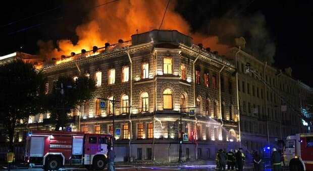  Maxi incendio a San Pietroburgo, a fuoco il palazzo storico «Miller Mansion» in piazza Sant'Isacco 